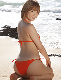 Iyo Hanaki models on the beach for your entertainment.